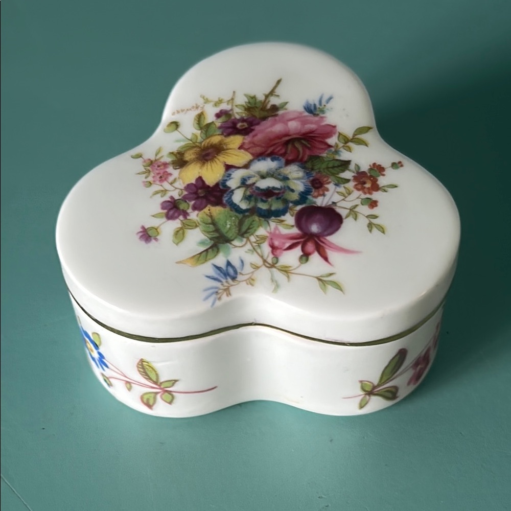 Lovely Vintage Hammersley Fine Bone China Floral Trinket Box